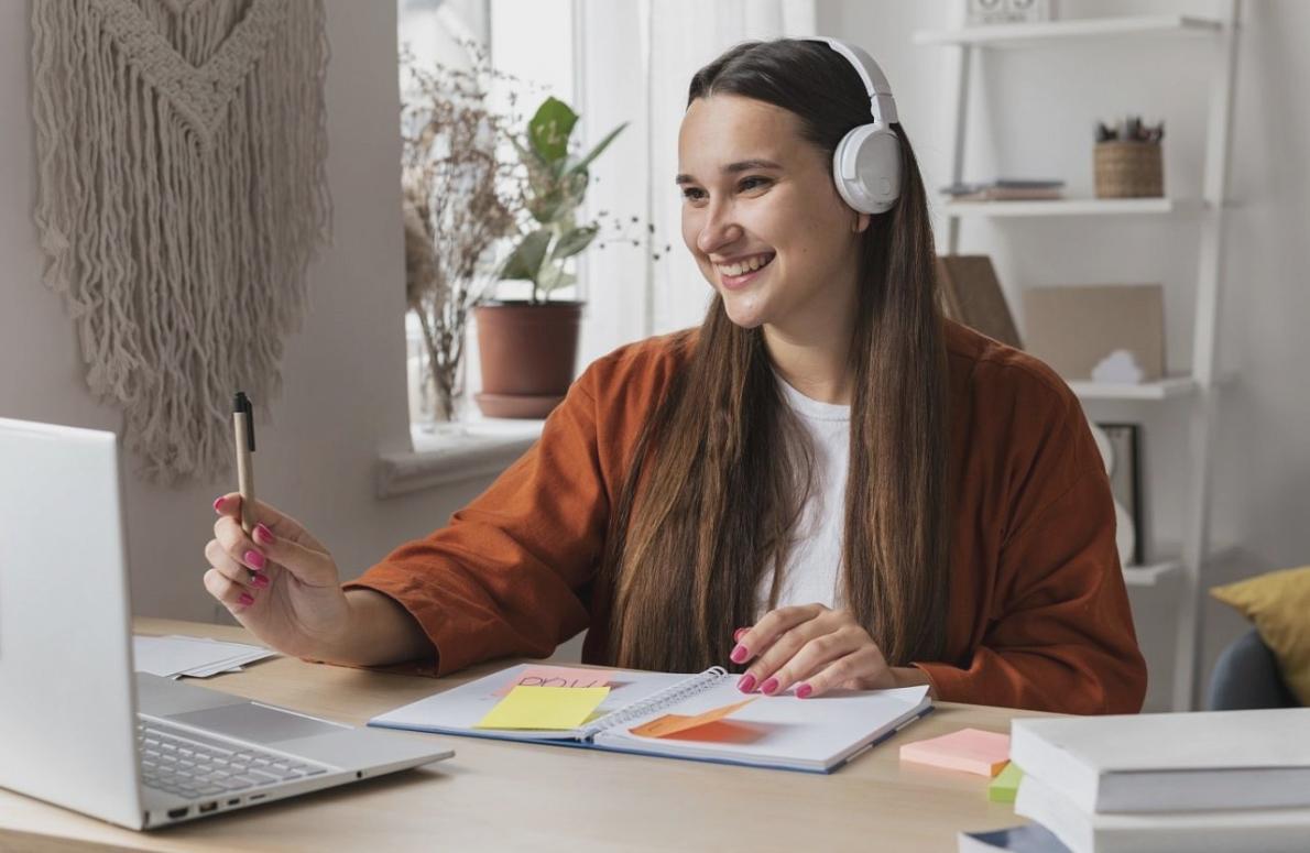 Profesional presentando análisis financiero con claridad